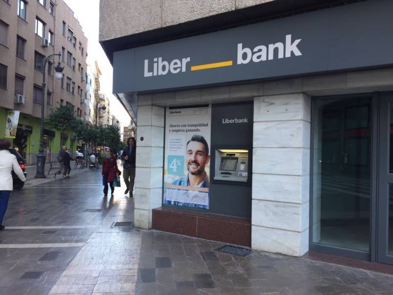 Liberbank cobra comisiones según el tipo de cuenta que tengas.