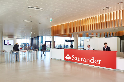 El banco Santander cambiará las políticas de comisiones.