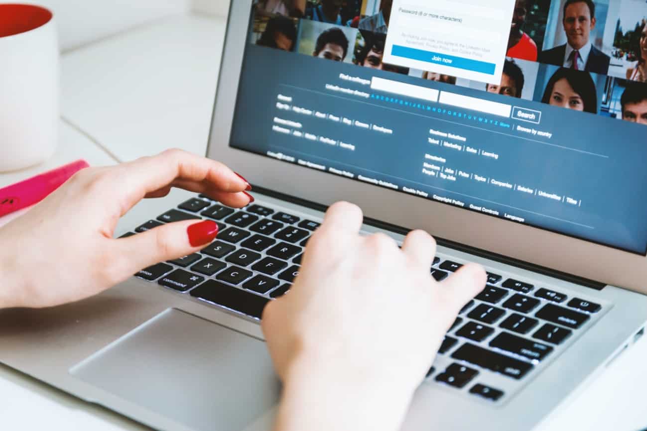 Una persona sosteniendo una laptop Descripción generada automáticamente