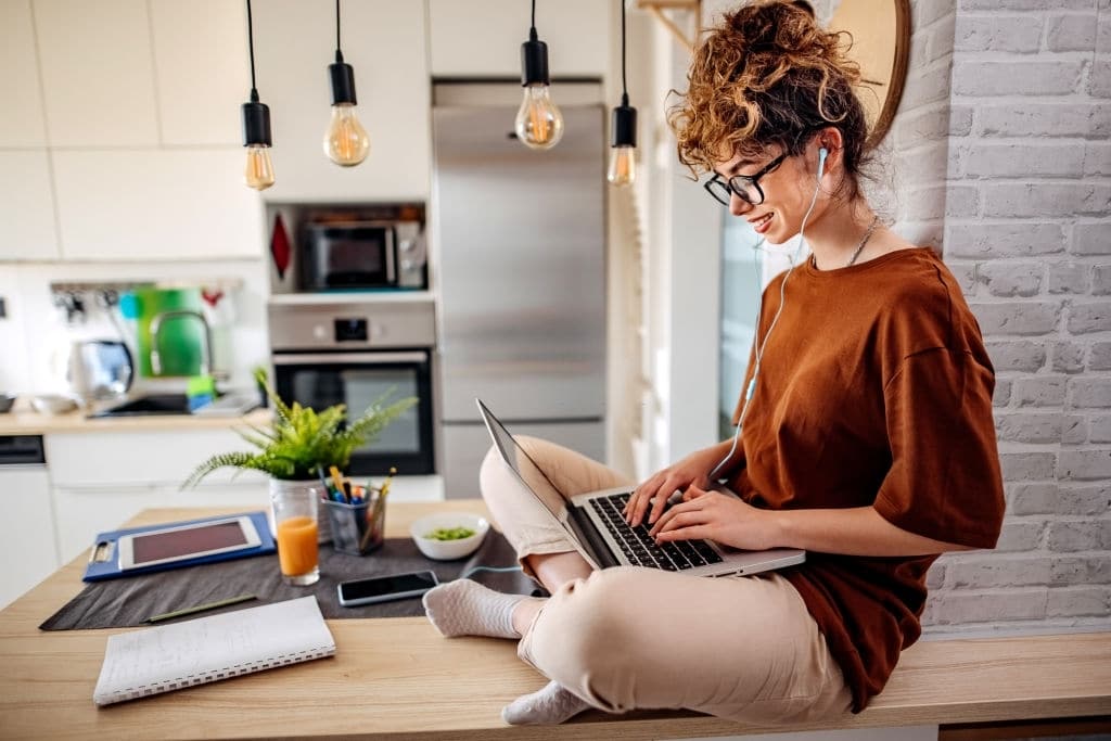 mujer abriendo cuenta bancaria online