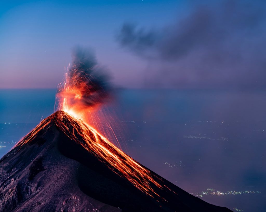 Volcán en erupción como analogía de la formación de púas en trading.