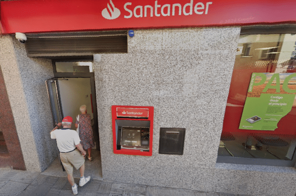 Cajero del banco Santander en Salamanca, Portugal. Imagen de Google Maps.