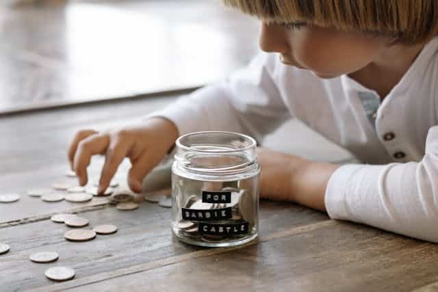 niño contando dinero