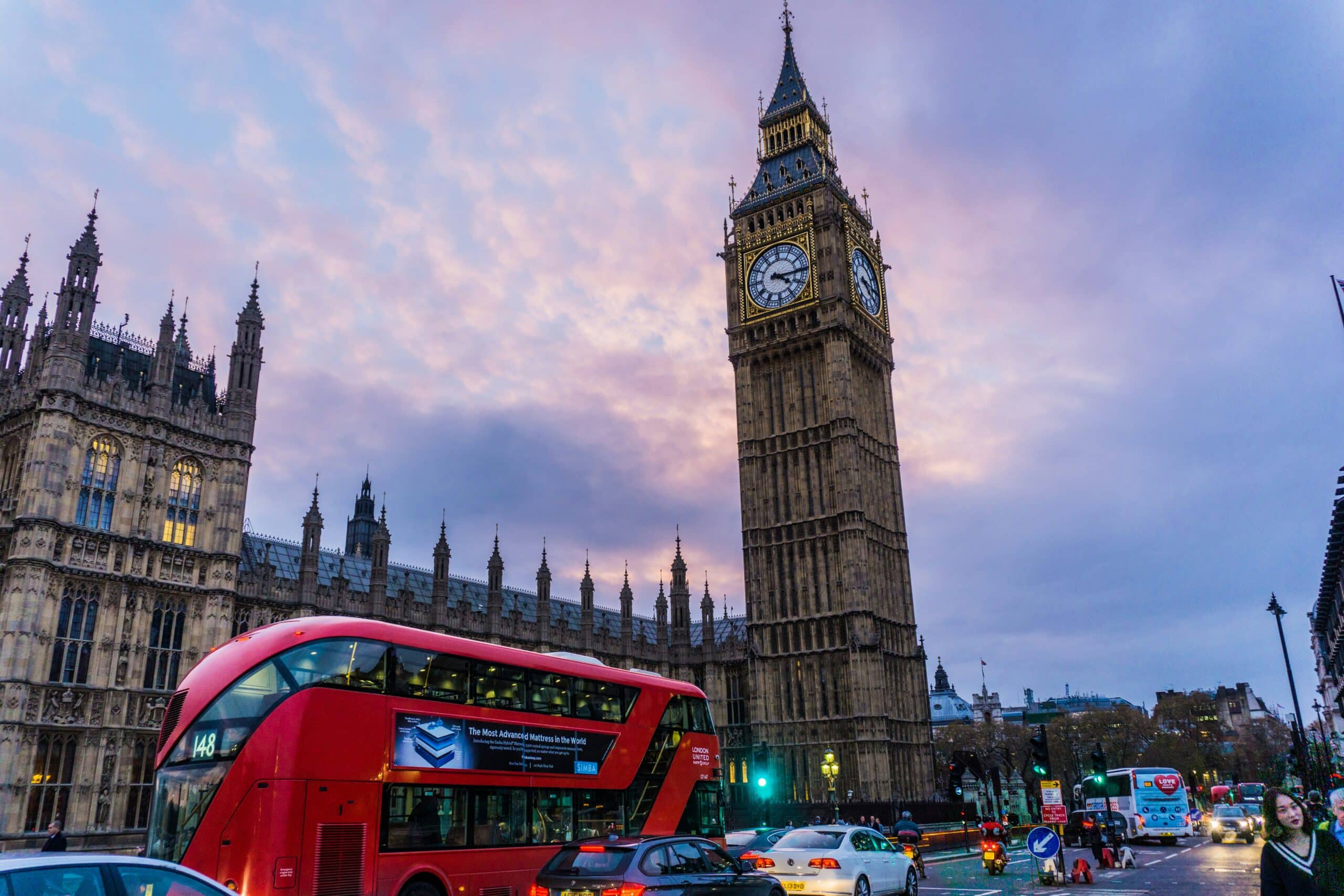 Calle de Londres con coches y el Big Ben al fondo