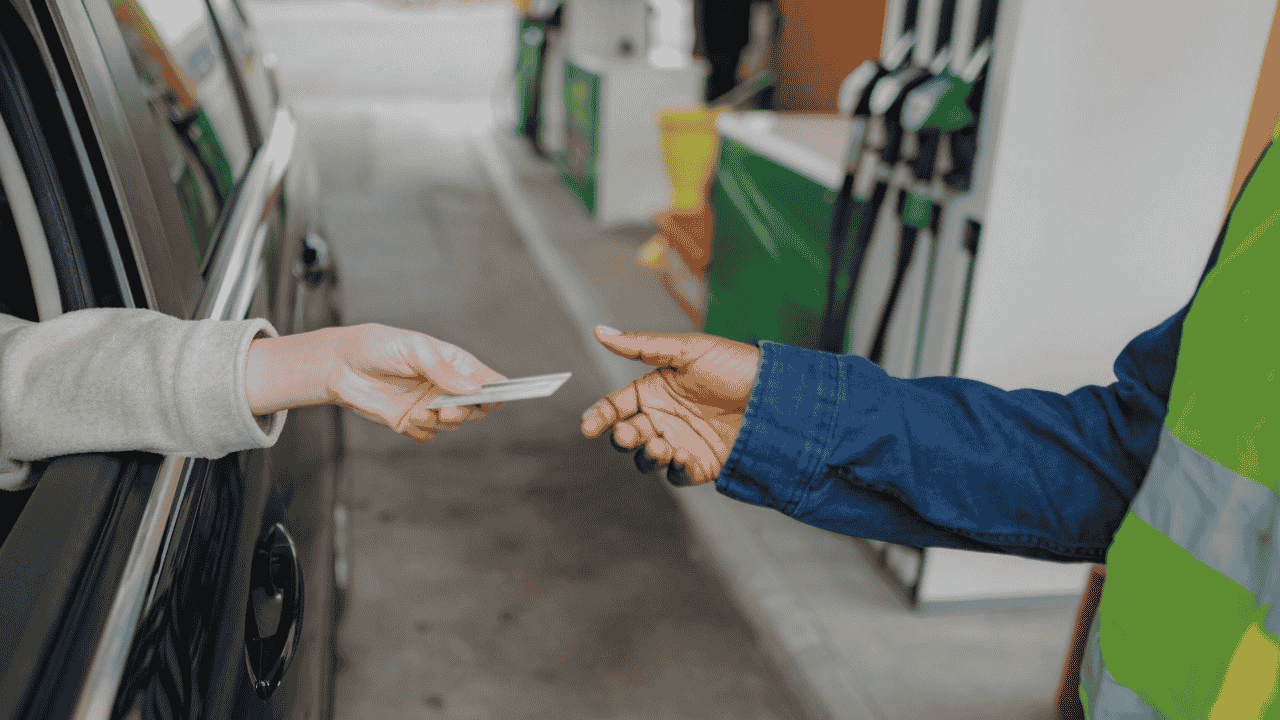 Ahorra hasta 15 céntimos por litro de gasolina con estas tarjetas con descuento en combustible